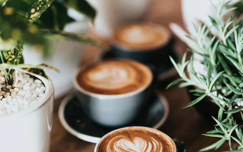 Nitelikli taze demlenmiş espresso ve filtre kahve sunumu
